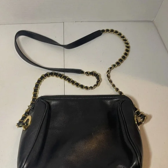 Chic Black Leather Shoulder Bag with Gold Chain - Picture 4 of 12